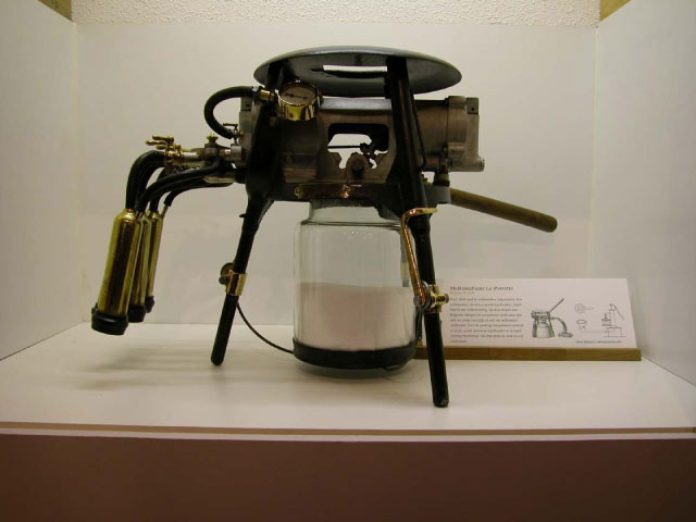 DSCN9511_1120.jpg - Sonntagmorgen, 3. September. Erste Version einer Melkmaschine im Milch- und Butter-Museum.