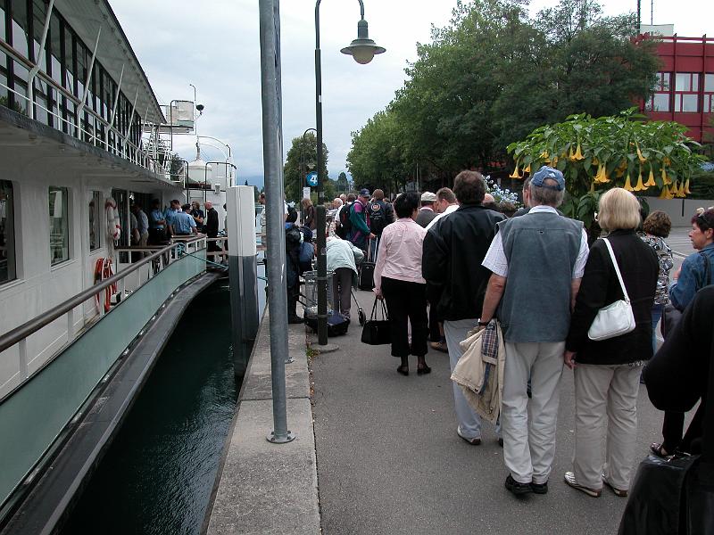 DSCN6035.JPG - Kurz nach Zwölf wartet das Schiff zur Rundfahrt auf dem Thunersee auf uns