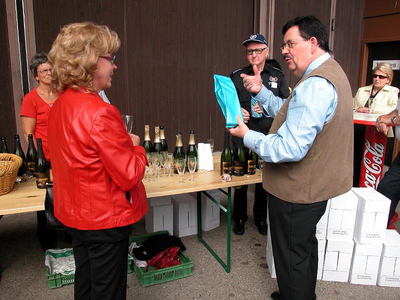DSCN6629.JPG - ...und überreicht als Anerkennung einen guten Tropfen