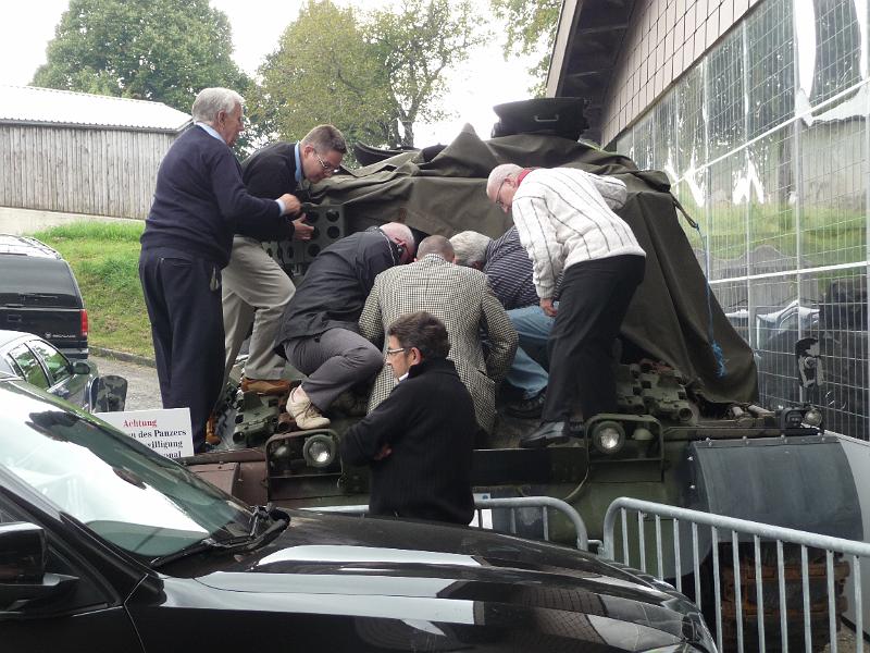 P1110552.JPG - Mit ohrenbetäubendem Getöse wird später noch der Panzer gestartet