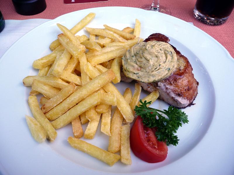 P1110594.JPG - Ein Steak mit knusprigen Pommes Frites