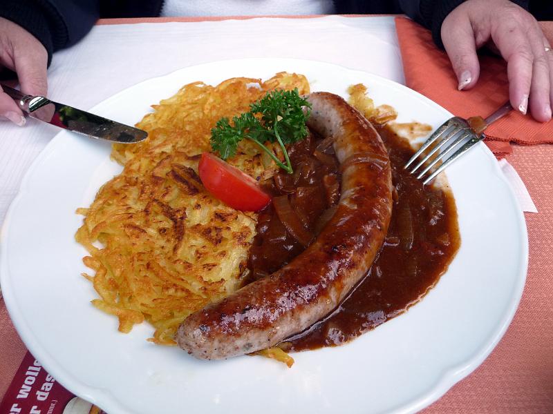 P1110597.JPG - oder eine deftige Bratwurst mit Rösti