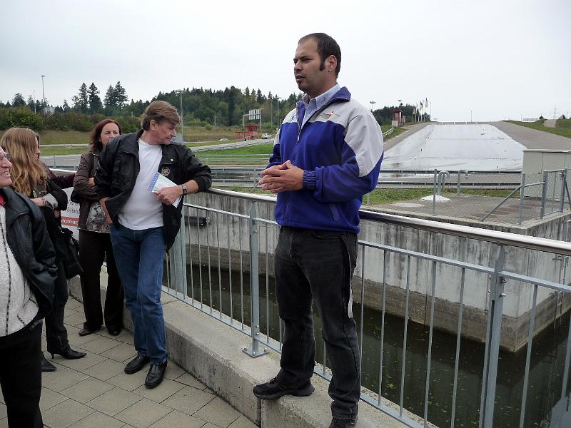P1110338.JPG - Das Wasser für die Pisten und Wasserhindernisse stammt aus grossen Regenwasser-Auffangbecken