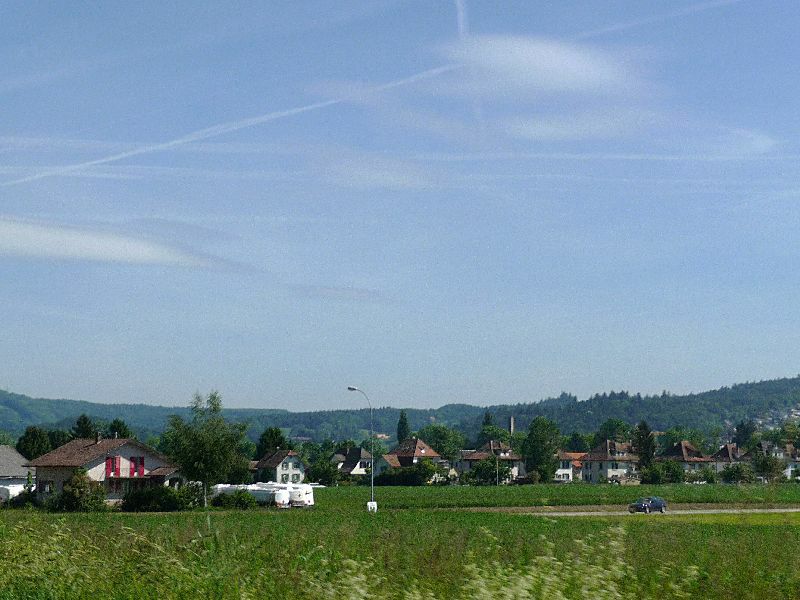 0240_P1060239.JPG - Saftig grüne Wiesen, blauer Himmel, weisse Wolken, schmucke Dörfer