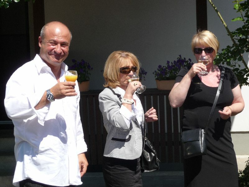 1280_P1060310.JPG - Zum Apéro gibts Weisswein und für die Fahrer Orangensaft.