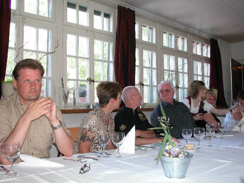 1630_DSCN5433.JPG - Am gedeckten Tisch im Gasthof St. Urs