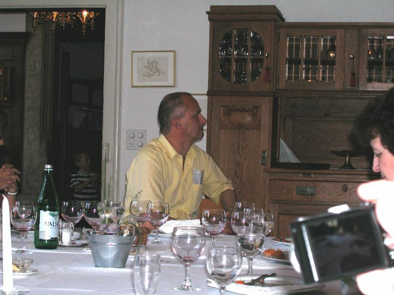 2340_DSCN5465.JPG - Der Organisator hört der kurzen Rede unseres Präsidenten aufmerksam zu