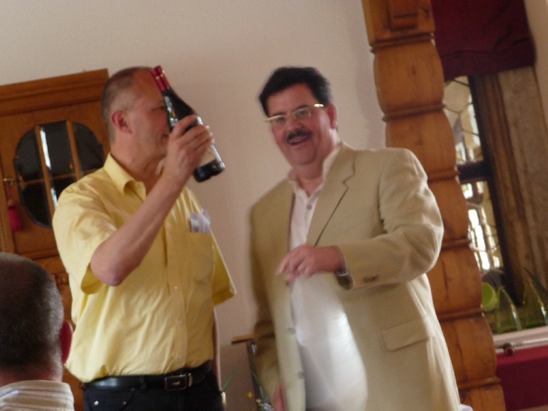 2390_P1060394.JPG - Als kleine Anerkennung gibts eine Flasche guten Weins