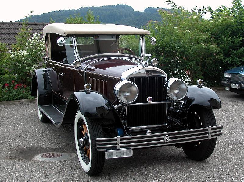 DSCN5884.JPG - Imposanter 27er Cadillac auf dem Parkplatz des  Restaurants Rosengarten