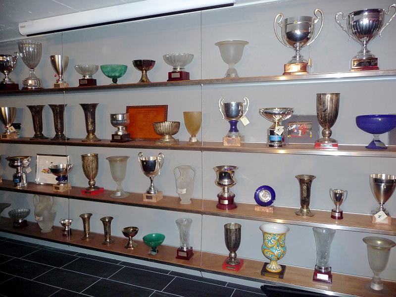 P1070740.JPG - Unzählige Trophäen erzählen von den Rennerfolgen der Familie Stieger