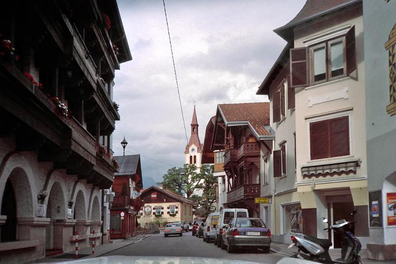 373798_029_28A.jpg - Und schon fahren wir auf den Platz vor dem Sporthotel in Igls