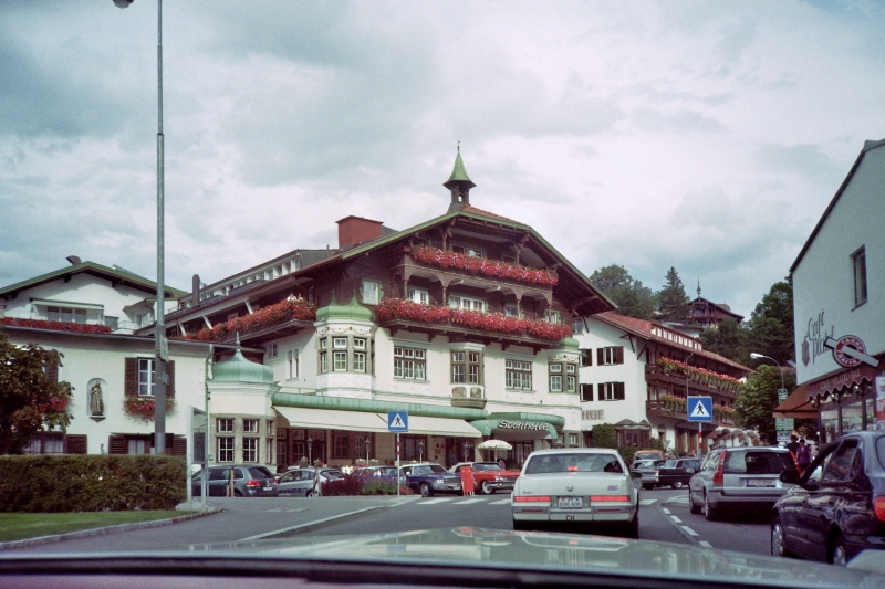 373798_031_30A.jpg - Und schon fahren wir auf den Platz vor dem Sporthotel in Igls