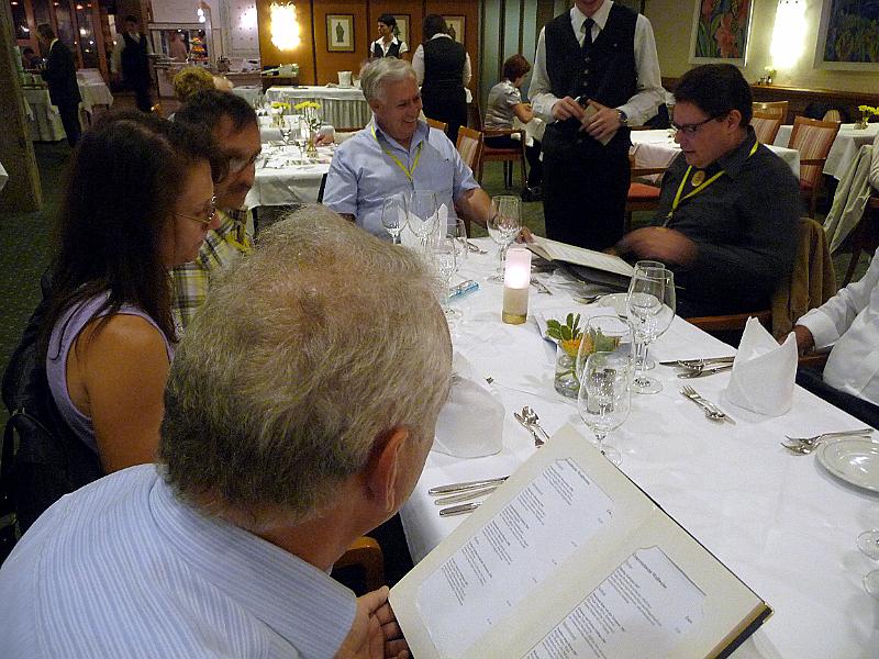 P1100820.JPG - Zuerst muss der Wein ausgelesen werden