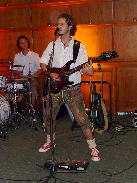 P1100858.JPG - Die Schuhe sind nicht ganz stilecht, aber die Musik stimmt