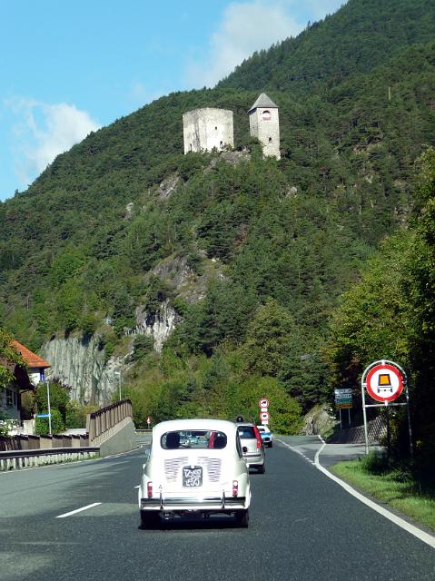 P1100908.JPG - ...aber Achtung, es ist ein Fiat Abarth, der auch auf steiler Strecke problemlos mit uns Schritt halten kann