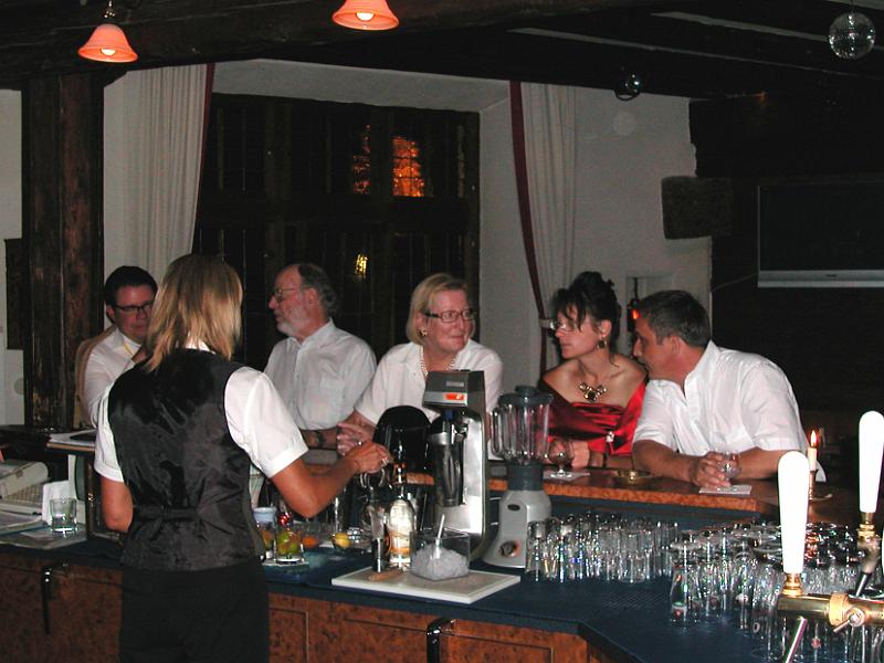 DSCN6508.JPG - Nach dem Dîner trifft man sich an der Bar...