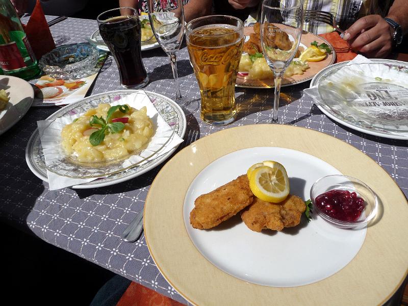 P1100983.JPG - ...und ein Schweinsfilet mit währschaftem Kartoffelsalat...