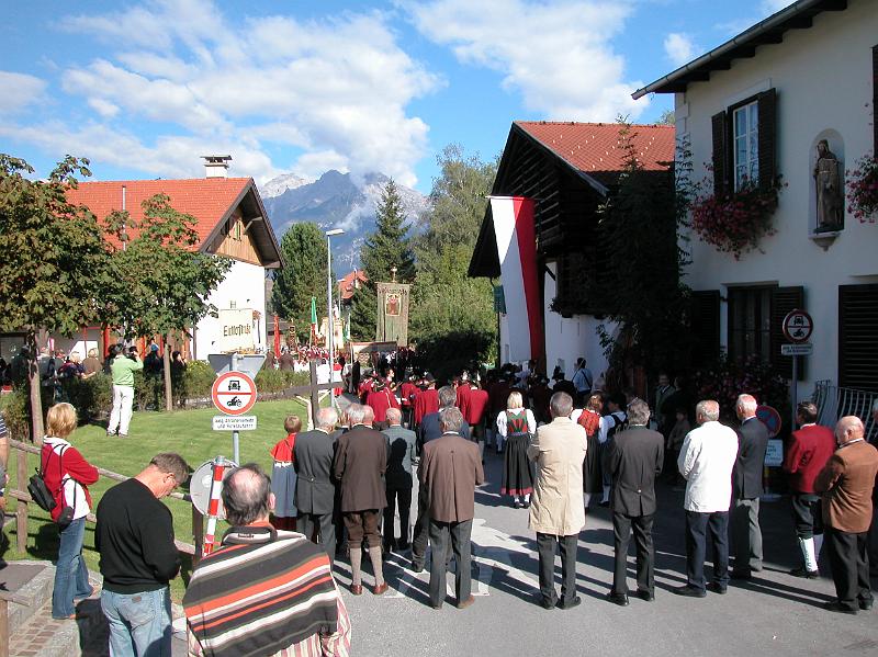 DSCN6525.JPG - Beim Hotel macht die Prozession einen Halt...