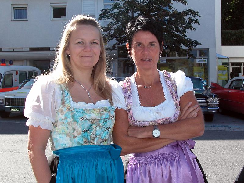 DSCN6528.JPG - Unsere charmanten und immer einsatzbereiten Hostessen Jasmin und Caro posieren für ein Erinnerungsfoto