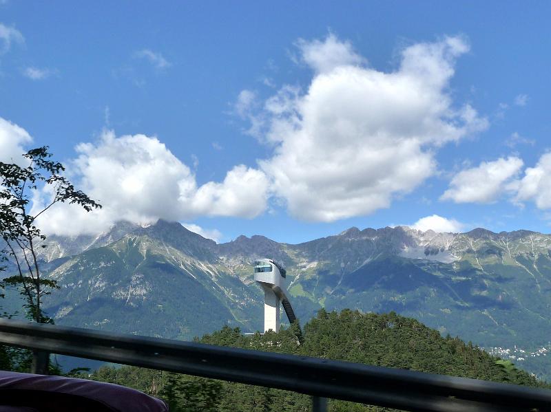 P1110117.JPG - Auf dem Weg von Igls nach Innsbruck ein Blick auf die Ski-Sprungschanze