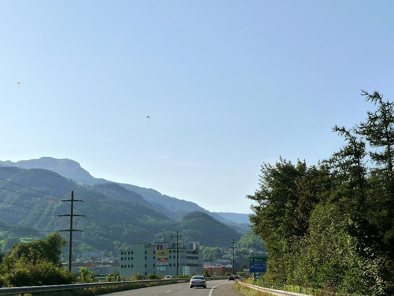 P1110249.JPG - Bei Sargans hängt der Himmel voller Gleitschirm-Flieger