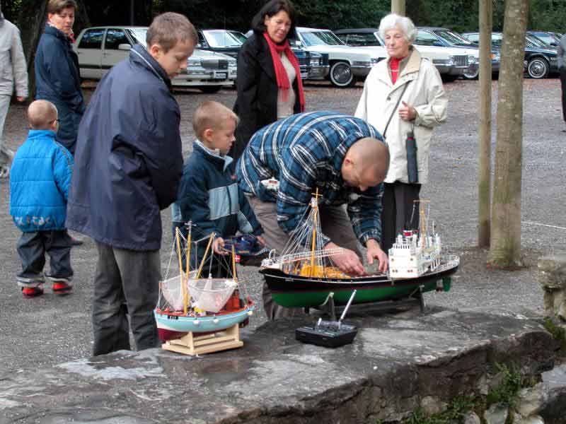 2010-09-26_069_DSCN9264.JPG - Vater und Sohn lassen ihre ferngesteuerten Bootsmodelle zu Wasser