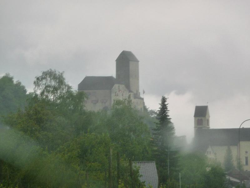 029_P1150943.JPG - Das Sarganser Schloss taucht aus dem Nebel auf