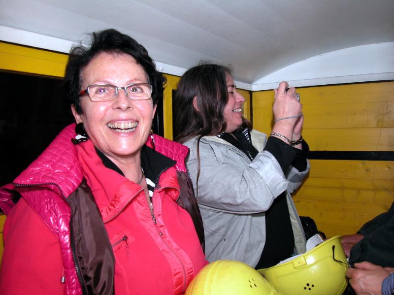 065_DSCN7645.jpg - Wir drängen uns in die schmalen und niedrigen Wägelchen