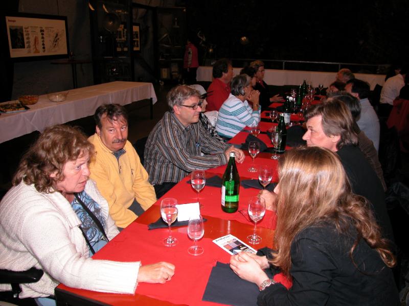 099_DSCN7690.jpg - Gespräche bei Dessert und Kaffee