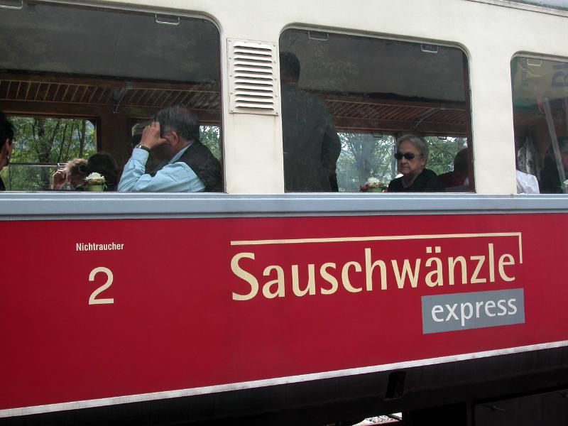 20100808-200_DSCN8422.JPG - Dann setzen wir uns in den  Dieseltriebwagen von 1953 der Sauschwänzlebahn