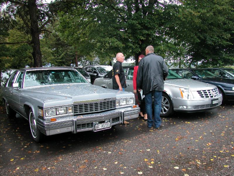 010_DSCN1270.JPG - Hin und wieder ein Regenguss und nasses Herbstlaub auf dem Parkplatz