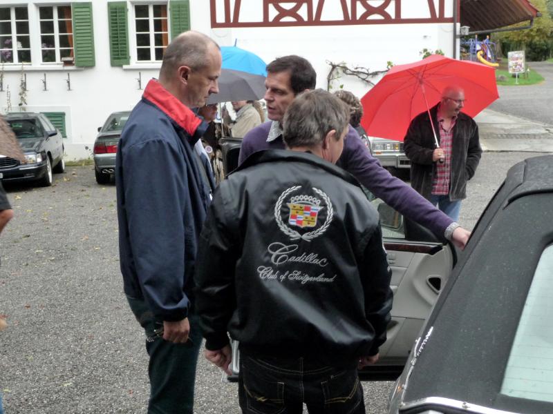 140_P1340647.JPG - Auf dem Parkplatz des Schlosses Heidegg, erste Gelegenheit für Autogespräche