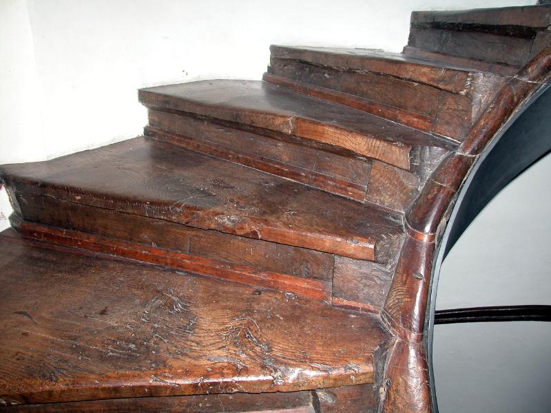 220_DSCN1288.JPG - Holzwendeltreppe im Schloss Heidegg