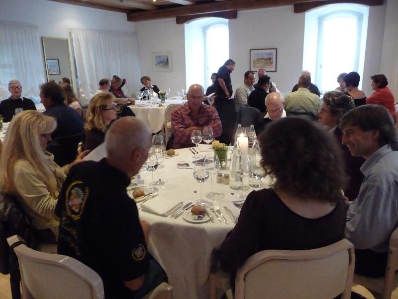 630_P1340728.JPG - Drinnen im Saal erwartete uns ein feines Mittagessen