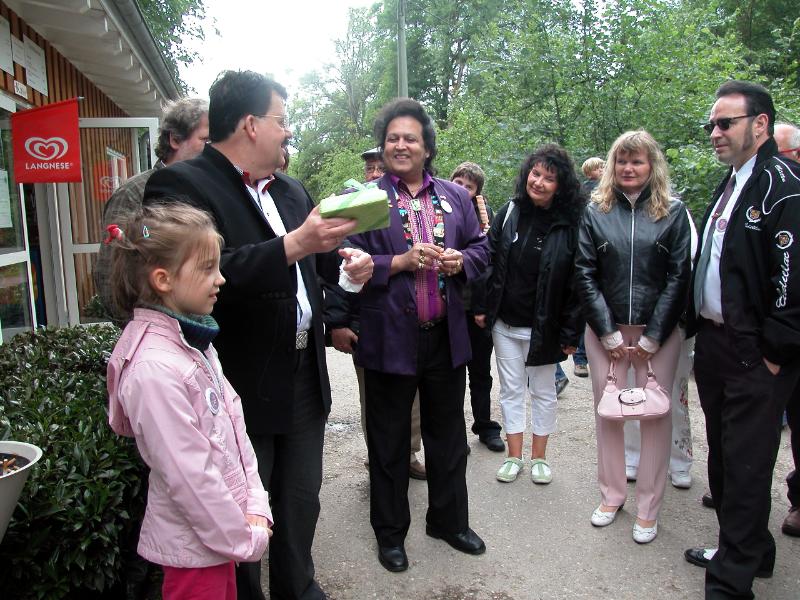 0870_DSCN0128.JPG - Unser Präsident überreicht dem Organisator ein kleines Geschenk