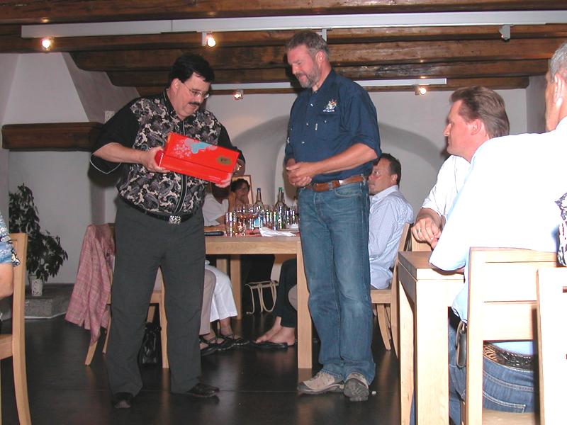 1300_DSCN0918.JPG - Als Dank ein kleines Präsent, überreicht von unserem Präsident