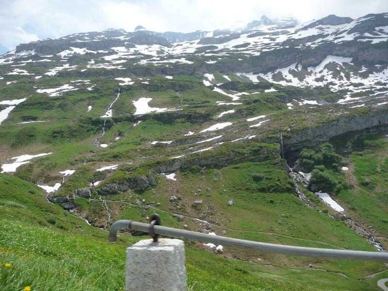 0600_P1420237.JPG - Es liegt noch überall Schnee, und das Schmelzwasser rauscht durch die Wiesen