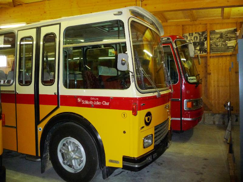 0860_P1420380.JPG - Diesen historischen Bus (und andere) kann man für Ausfahrten mieten: www.hnf.ch