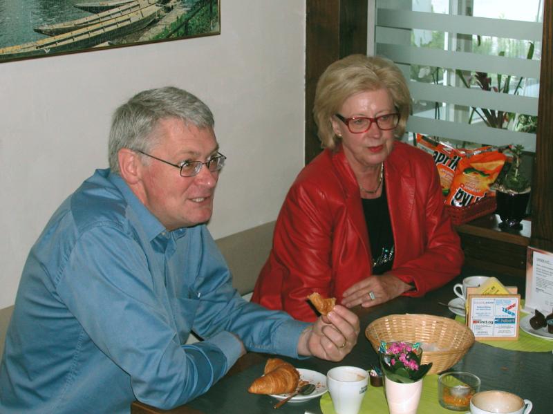 070_DSCN2150.JPG - Im Restaurant erfreuten wir uns an Kaffee und Gipfeli