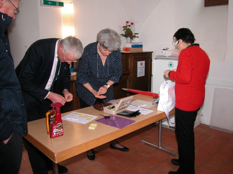 185_DSCN3231.jpg - Unser Clubkassier Emmanuel und seine Frau Barbara hatten viel zu tun         