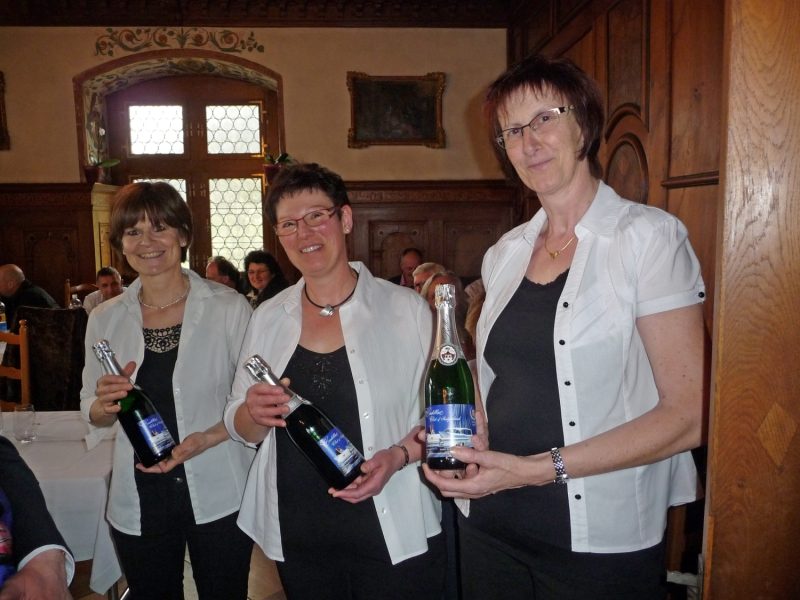 186_P1490581.jpg - Das Service-Team, wie immer freundlich und effizient, erhielt als Dank je eine Flasche Cadillac-Sekt