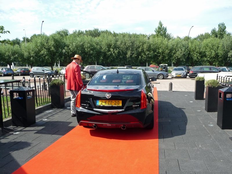 010_P1550783.JPG - Für den neusten Cadillac ist der rote Teppich ausgerollt