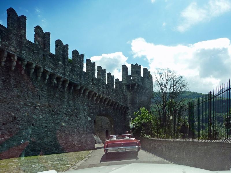 8000_P1630475.JPG - In Bellinzona fahren wir zum Castelgrande hoch