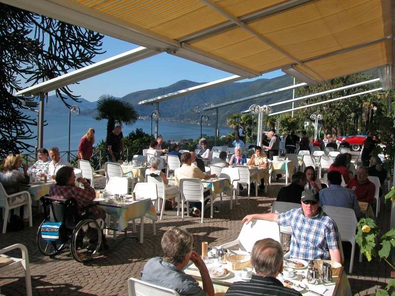 7004_DSCN5833.JPG - Der Sonntagsbrunch in der warmen Sonne...