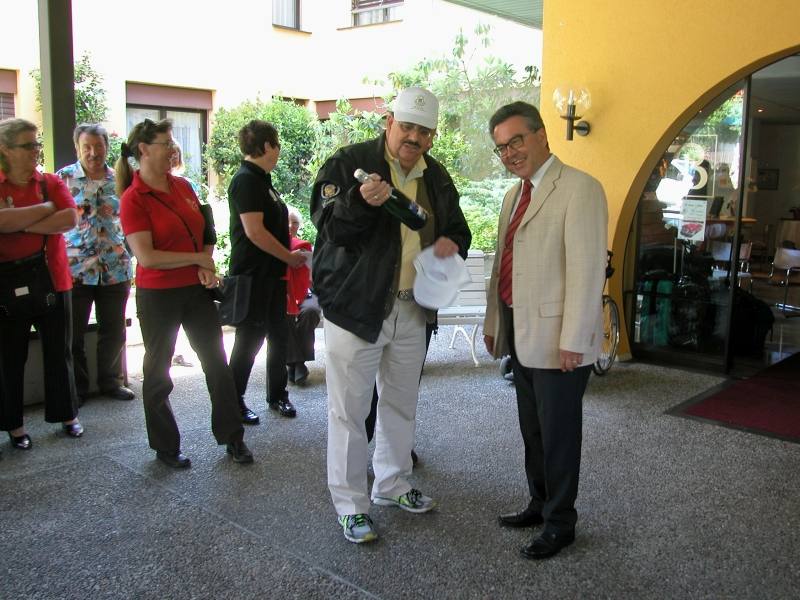7040_DSCN5840.JPG - Unser Präsident überreicht unserem Gastgeber kleine  Präsente