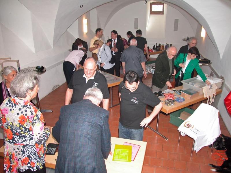 DSCN5317.JPG - Der Clubartikelverkauf erfreute sich regen Zuspruchs          