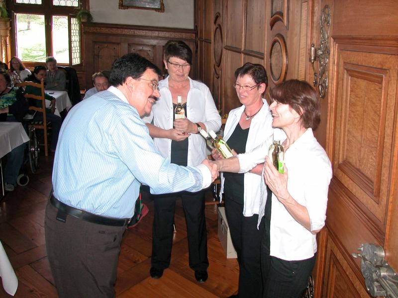 DSCN5323.JPG - Unser Präsident bedankt sich beim Team des Party Service für den Einsatz          