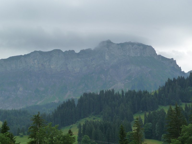 175_P1800595.JPG - und immer wieder öffnet sich ein Blick auf den imposanten Hohgant