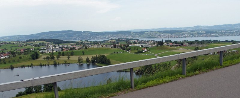 305_P5277321.jpg - Panoramastrasse mit prächtiger Aussicht auf Hüttner See und Zürichsee