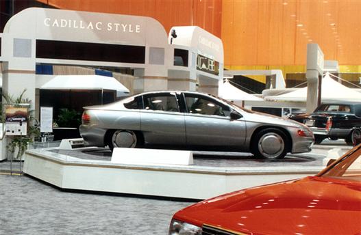 90cadillac_aurora_3.jpg - [de]Der Cadillac Aurora war ein Konzeptfahrzeug, das die Cadillac-Division von General Motors auf der Chicago Auto Show 1990 vorstellte[en]Poised on an elevate platform In the center of the Cadillac exhibit at the Chicago Autoshow 1990, was the Aurora concept car